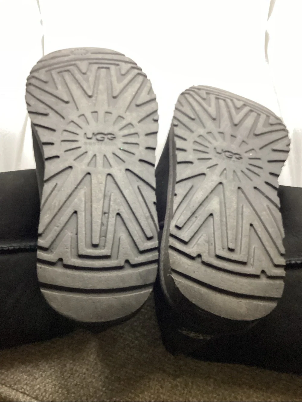 UGG Women’s Bailey Button Black Triplet II sz 9 LIKE NEW,